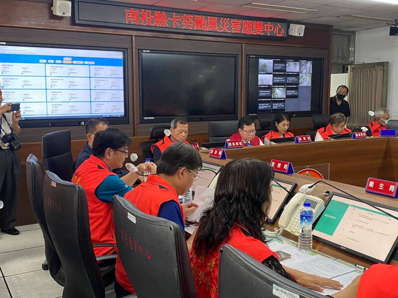 行政院副院長鄭文燦5日下午坐鎮南投縣災害應變中心，其右側是南投縣長許淑華。行政院提供