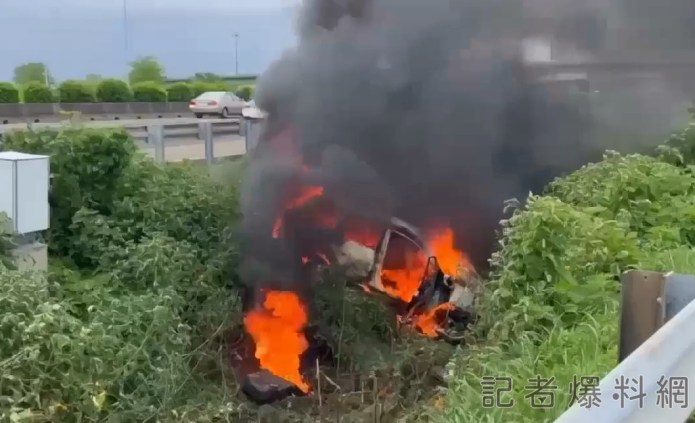 國1北上316公里驚傳火燒車事故! 車輛衝落邊坡變火球"3人燒燙傷" 73 火燒車 國道