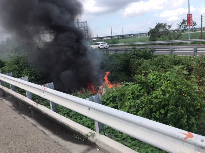 國1北上316公里驚傳火燒車事故! 車輛衝落邊坡變火球"3人燒燙傷" 71 火燒車 國道
