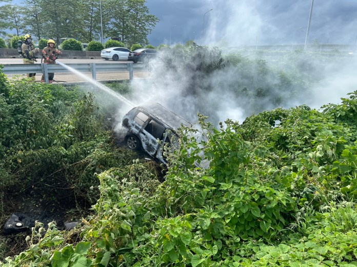 國1北上316公里驚傳火燒車事故! 車輛衝落邊坡變火球"3人燒燙傷" 72 S 202465282 | 社會 社會 記者爆料網