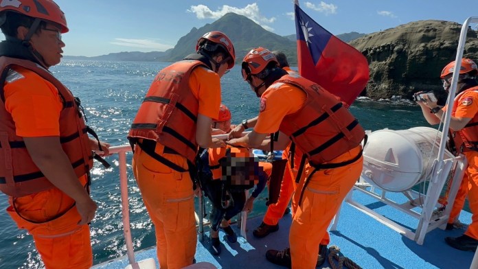 SUP划不回岸邊 象鼻岩海域3人1狗有驚無險獲救 75 713 3 | 社會 社會 記者爆料網