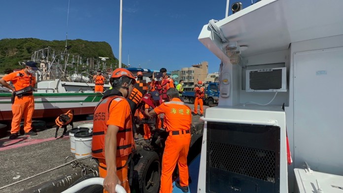 SUP划不回岸邊 象鼻岩海域3人1狗有驚無險獲救 76 714 2 | 社會 社會 記者爆料網