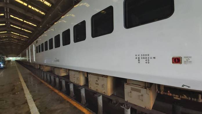 自強號車廂遭噴塗鴉! 鐵路警察偵辦中 86 | 社會 社會 記者爆料網