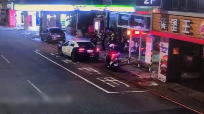 新莊女深夜領錢回頭見平頭男門外猛盯以為要被搶嚇哭 真相:便衣警守望 75 812 1 | 社會 社會 記者爆料網
