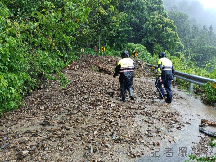 90歲嬤土石流受困 2勇警徒步救援背下山 67 66.6 | 生活 生活 記者爆料網