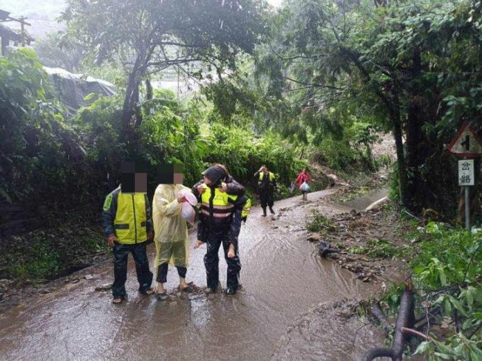 90歲嬤土石流受困 2勇警徒步救援背下山 65 20230814025731 4405f633 | 生活 生活 記者爆料網