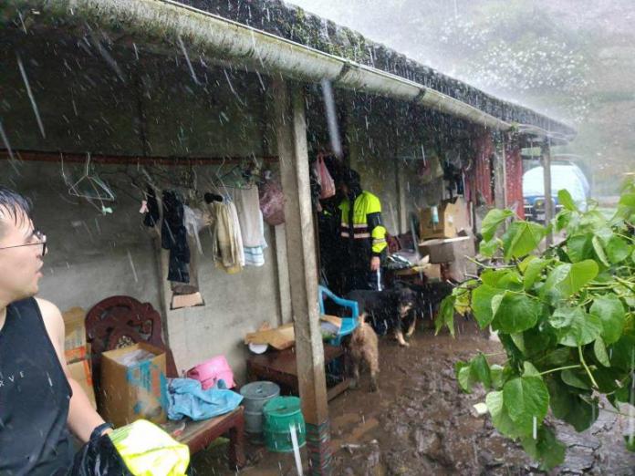 90歲嬤土石流受困 2勇警徒步救援背下山 66 20230814025800 d45ea605 | 生活 生活 記者爆料網