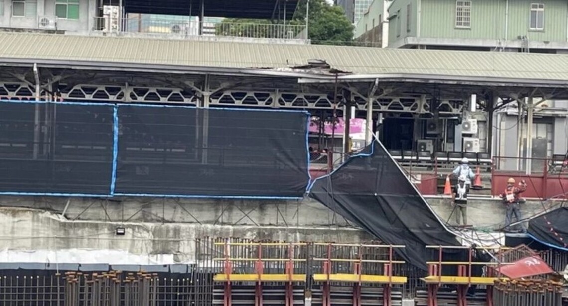 台南火車站遮雨棚遭砸破無傷