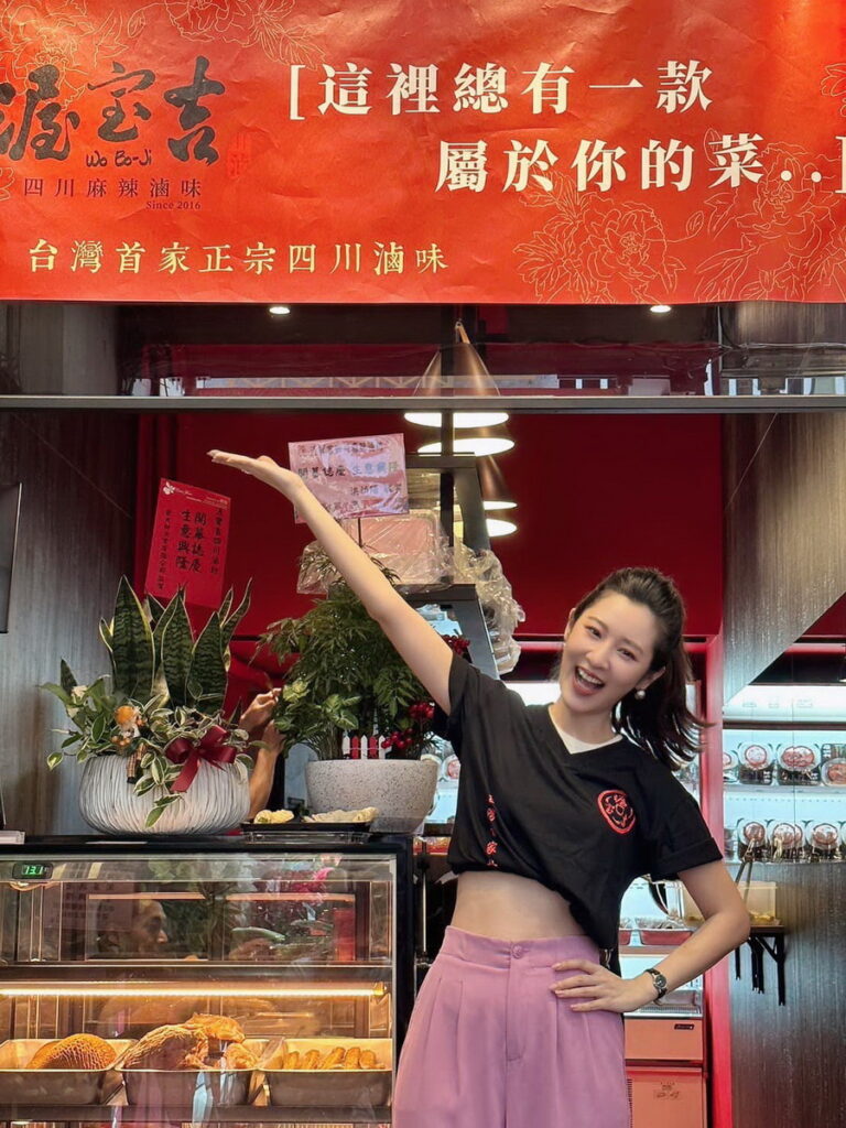 渥賷吉四川麻辣滷味開幕,特邀<聽見下兩的聲音>女主角韓雨潔擔任一日店長。