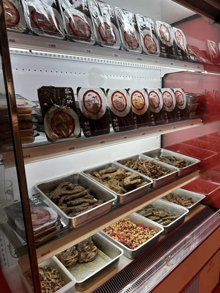 孫筱渥融合了川菜,湘菜,魯菜,養生菜的精髓,最特別對中國味有更深入的瞭解,屬於新派改良菜的先行者。