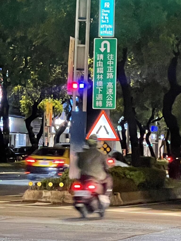 佛光會贈送20組爆閃燈協助士林分局共同守護市民的行車安全