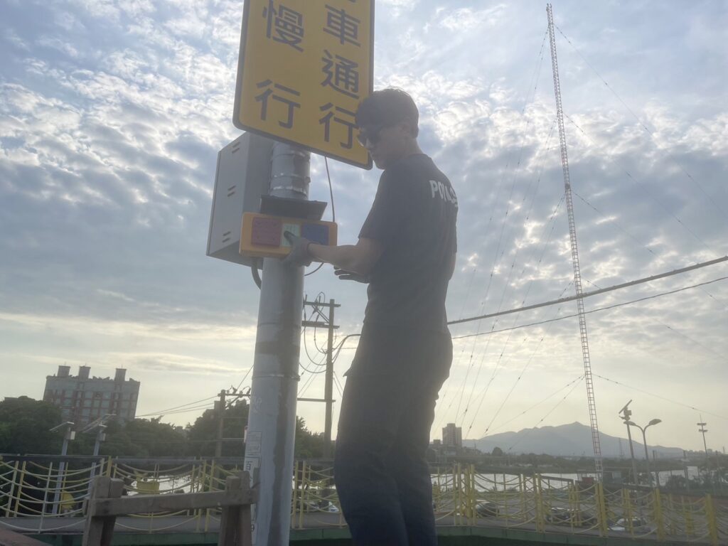 佛光會贈送20組爆閃燈協助士林分局共同守護市民的行車安全