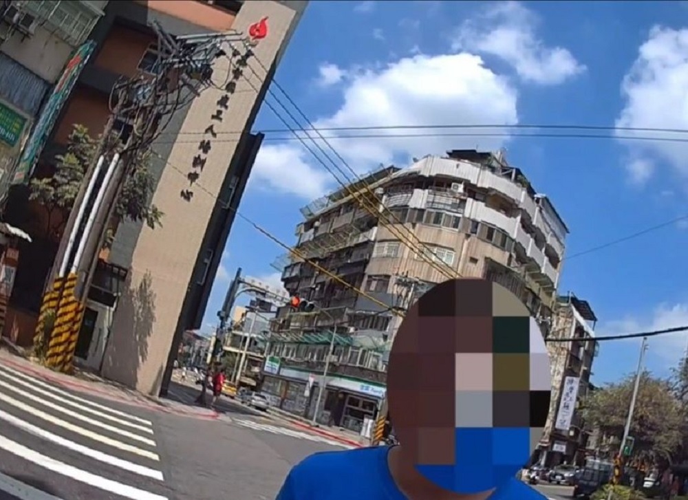 未依號誌穿越馬路 警攔查三十七歲男竟身背三條通緝 266 未依號誌穿越馬路 警攔查三十七歲男竟身背三條通緝 265