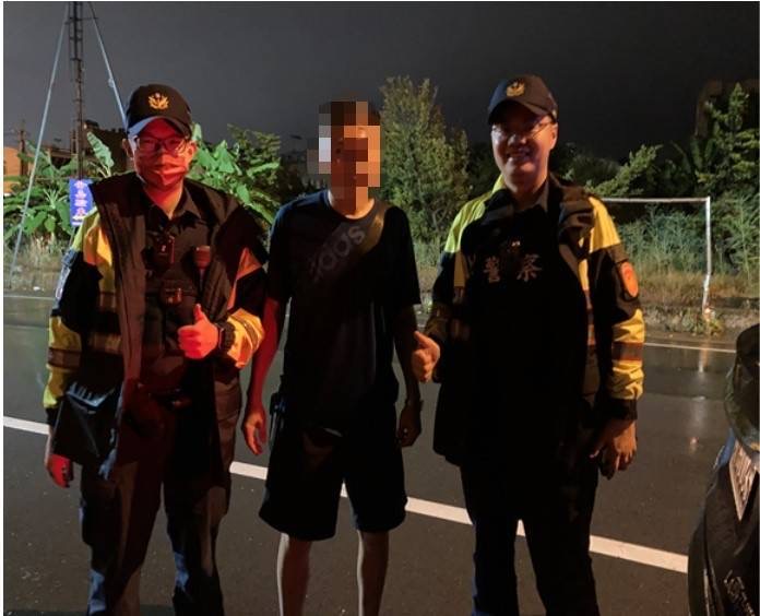 感謝林昇宏、段博文員警不畏雨夜，堅守崗位，成功完成此次救援行動。（圖/記者江雁武翻攝）