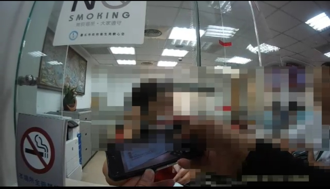 該女子被自稱要折讓新車價格的人誘導，要求她匯款至指定帳戶並非車行公司，行員驚覺可能存在詐騙風險，於是請求警方介入。（記者黃荷琇翻攝）
