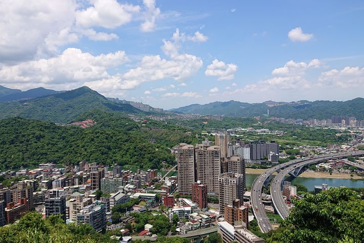 觀景平台視野遼闊,可俯瞰新店市區遠眺綿延山峰。 圖:新北市政府觀光旅遊局/提供
