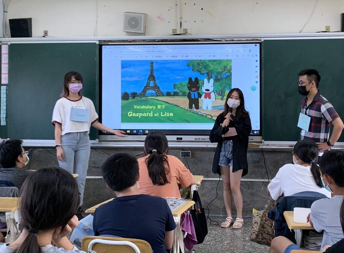 漾新聞|將英語繪本改編成簡報海報 中山大學大手攜小手深入各國小導讀沉浸式英語繪本
