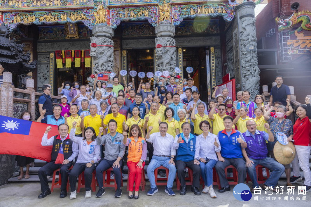 ▲侯友宜與在地立委參選人到各宮廟參香,同時表示上任後成立特偵組,把民進黨弊案一個個揭發!(圖/國民黨高市黨部 提供)<br /><br />