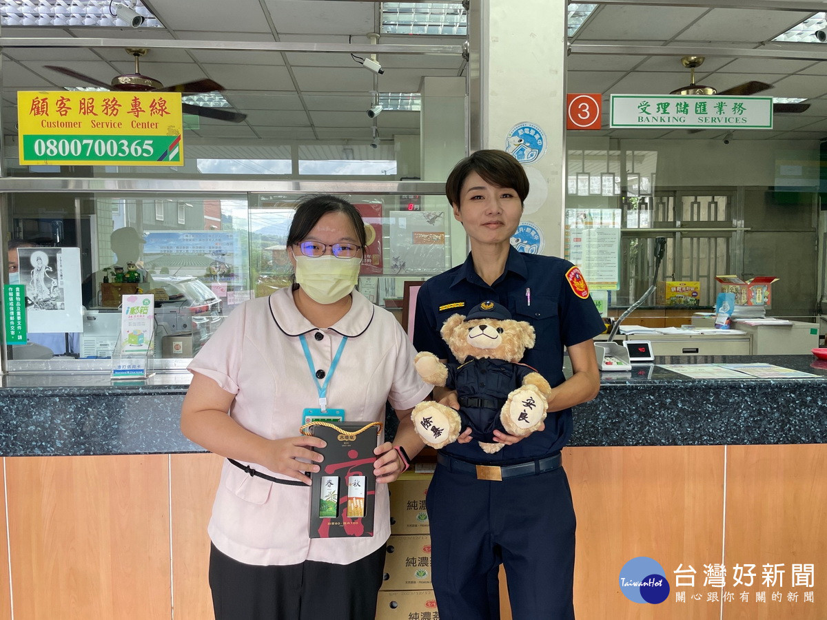 南投分局長胡淑淨赴郵局致謝。(南投分局提供)