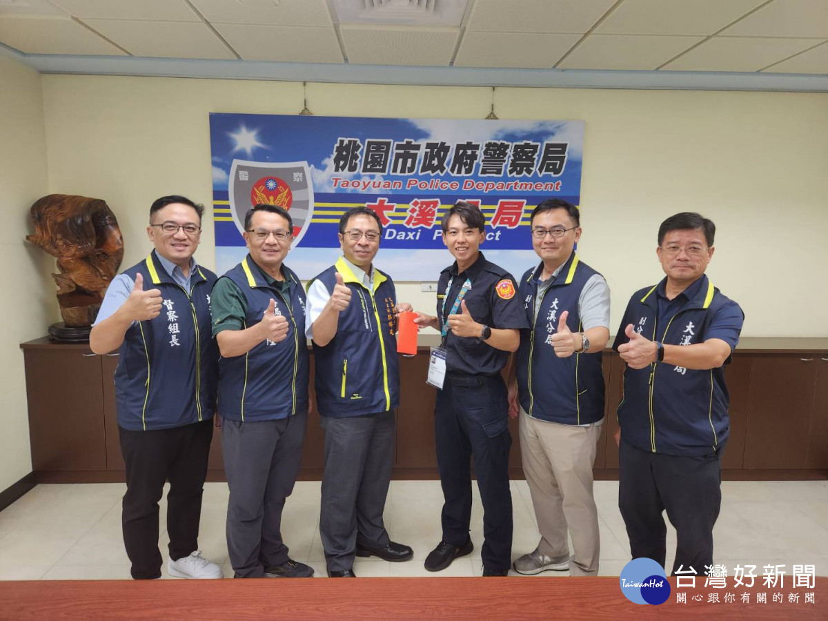 大溪警友辦事處副主任郭科廷前往大溪分局頒贈許紹為巡官獎勵金表達慰勉之意。<br /><br /> <br /><br /> 