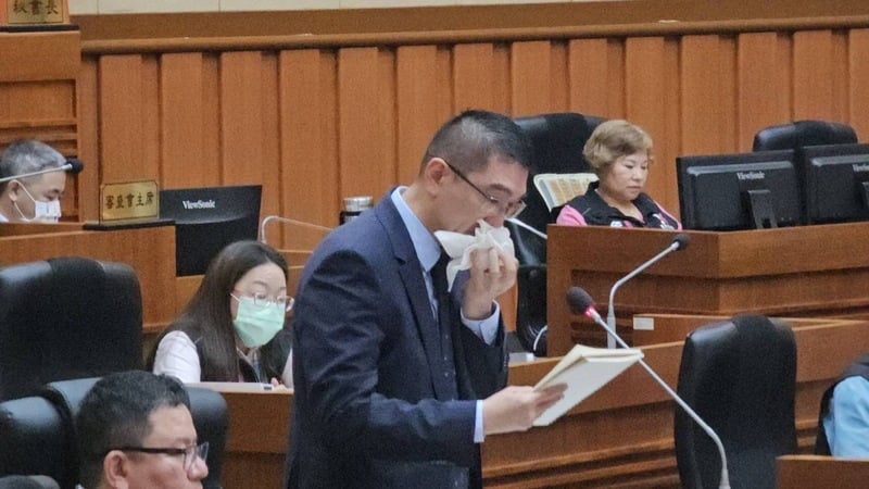 基隆市大武崙沙灘12日發生3起溺水釀3人死亡，謝國樑14日在議會答詢時數度泣不成聲，拿起衛生紙擤鼻涕、拭淚。中央社