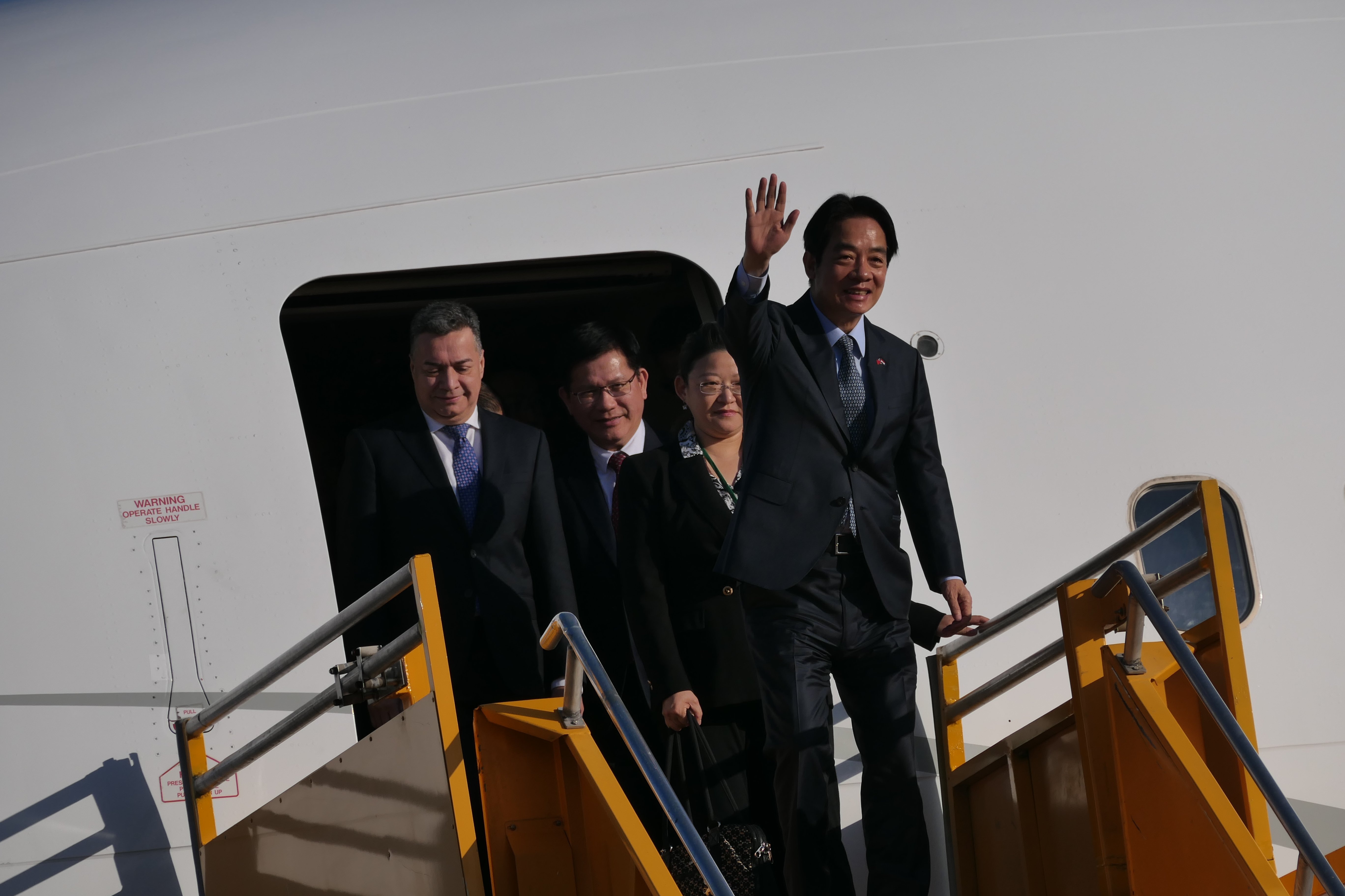 賴清德搭乘包機抵達巴拉圭,步出機艙向熱情僑胞揮手致意。蘇聖怡攝
