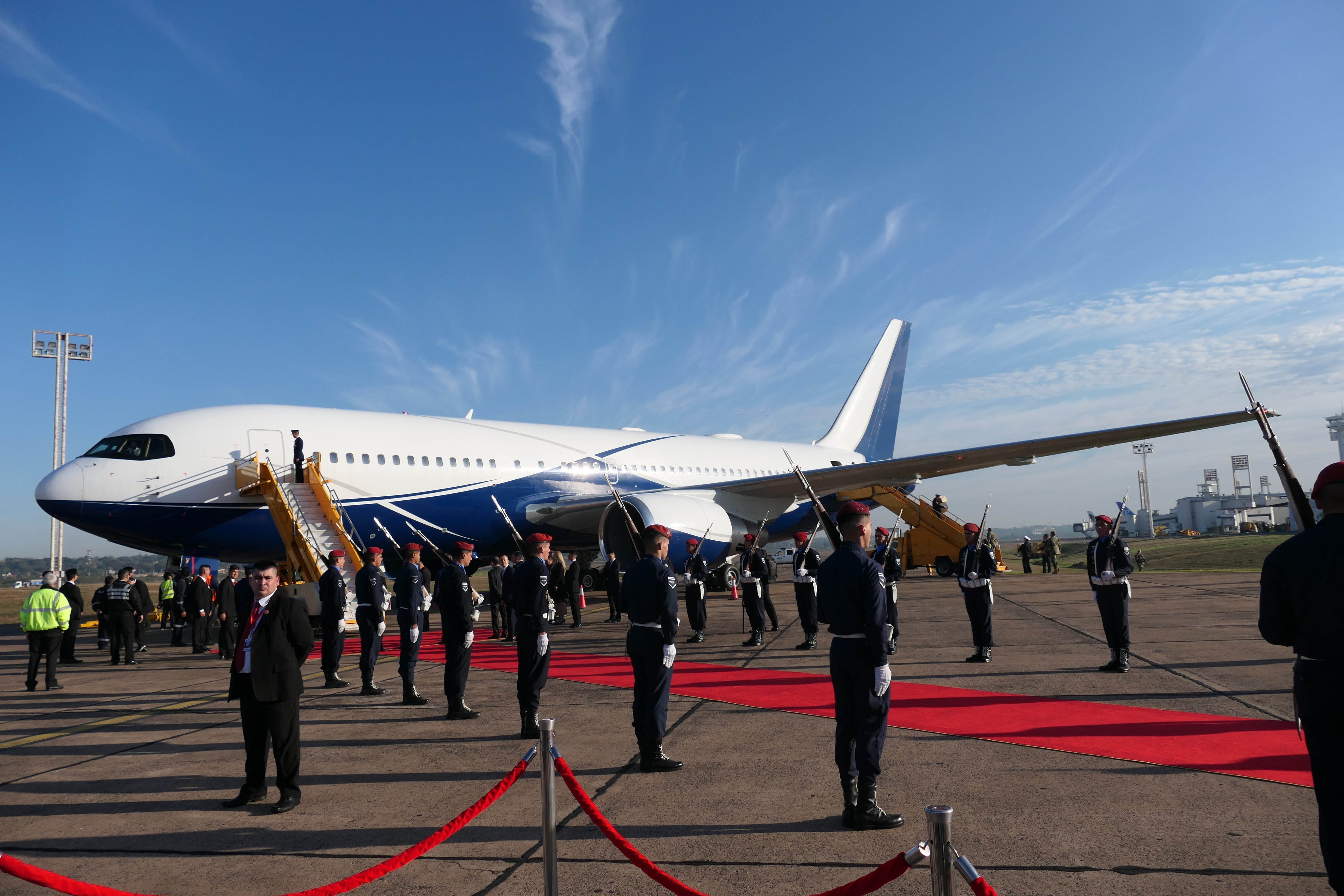 賴清德搭乘comlux航空商務專機,抵達巴拉圭。蘇聖怡攝