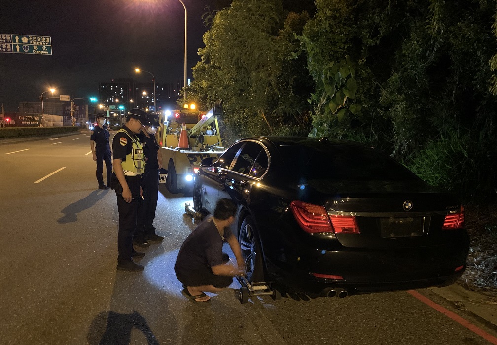 ▲圖說:民眾酒駕遭查獲後,不僅有高額罰鍰,亦將當場拆卸汽機車牌照移置保管,且吊扣2年不得使用 (圖/台中市政府提供)