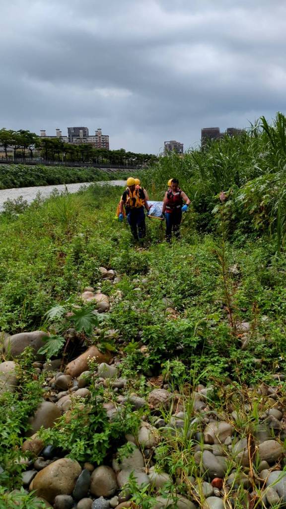 (搜救片)台中市驚傳男子溺水 消防隊員溪中尋獲遺體 72 1 | 社會 社會 記者爆料網