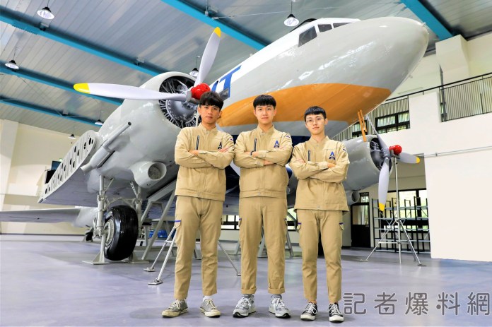 朝陽科大開設航機及職安學士後專班 培育跨領域人才接軌產業 66 朝陽科大開設「航空機械系學士後專班」,與長榮航太科技、亞洲航空、臺灣飛機維修公司合作,提供專班學生畢業學成的入職管道。