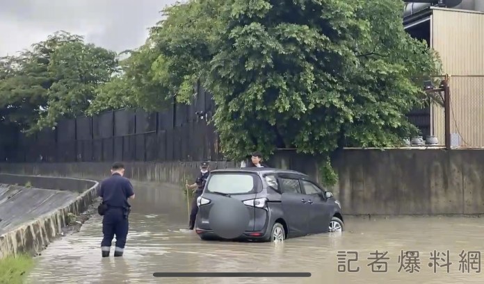 找女友"車"泡湯! 男被導航導入疏洪道路困水中 尷尬了! 71 523B939E A59F 4CD4 8DBE 03EBBE8C6A89 | 社會 社會 記者爆料網