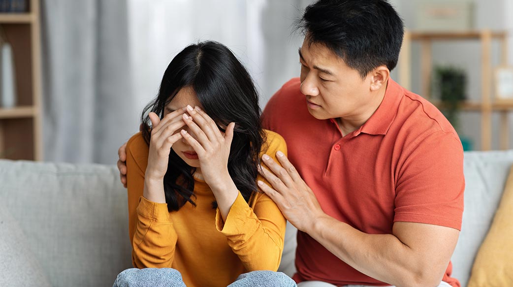 傷心 亞洲人 一對 愛 成人 女 男性 女人 隨便 男人 關係 一起 年輕 閒 二 坦率 情緒 生活方式 情緒化 家 煩惱 憤怒 鬱悶 負 問題 困難 爭吵 危機 離婚 婚姻 已婚 臥榻 沙發 擁抱 擁抱 支持 親熱 哭 危急 中國的 韓國 中年
