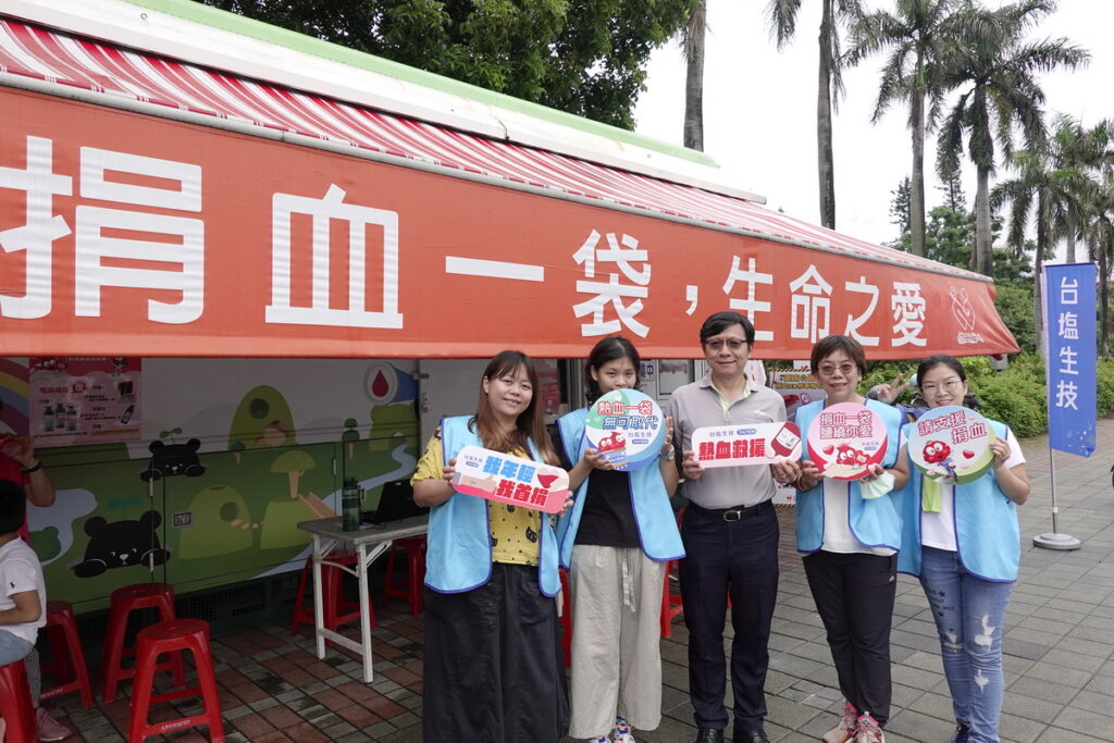 全臺血庫拉緊報,臺鹽公司發起愛心捐血活動,由臺鹽總經理陳世輝(左三)率領臺鹽志工隊,號召民眾熱血響應。