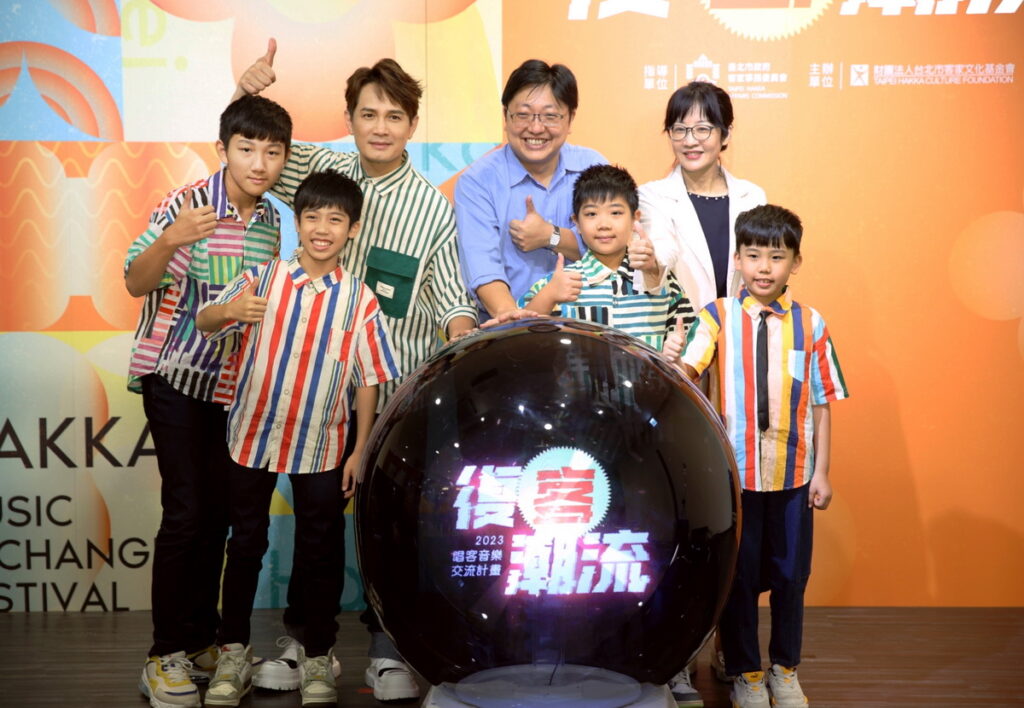 復客潮流由北市客委會主委徐世勲與羅文裕及J-Hall搖滾小小兵揭開序幕