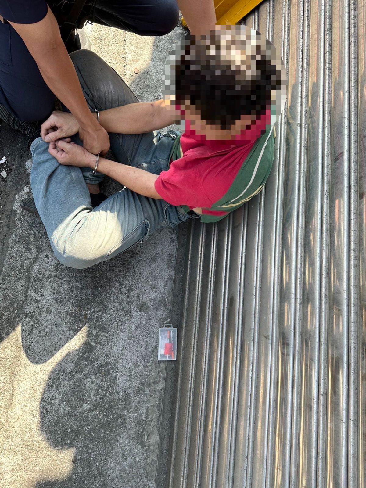 員警現場搜身後查獲犯嫌所攜帶毒品。