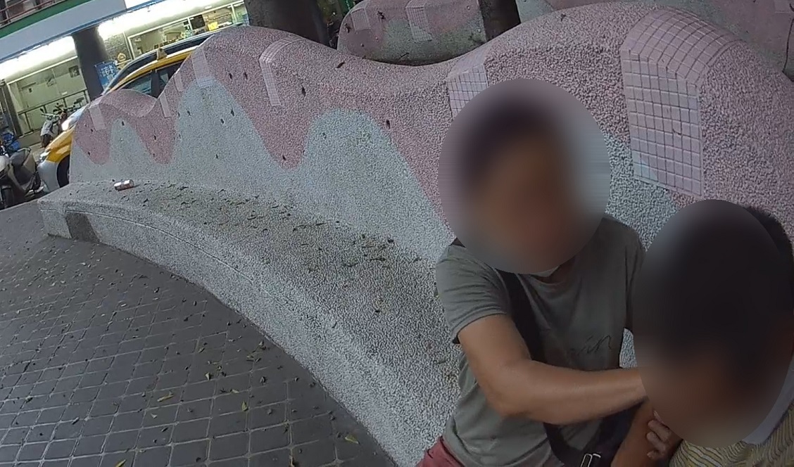 ▲圖說：女友見到人平安無事情緒忍不住潰堤，對於員警的協助更是感激萬分 （圖／台中市政府提供）