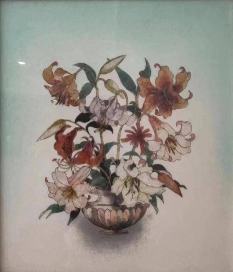 《百合》是90年代出口到美國,被收藏家馬天堯買回收藏, 工匠用鑷子在一盒寶石碎料中細細挑選畫中 花的“花瓣”,做出最自然的漸變效果。(圖/ 三希薈藝術中心提供。)