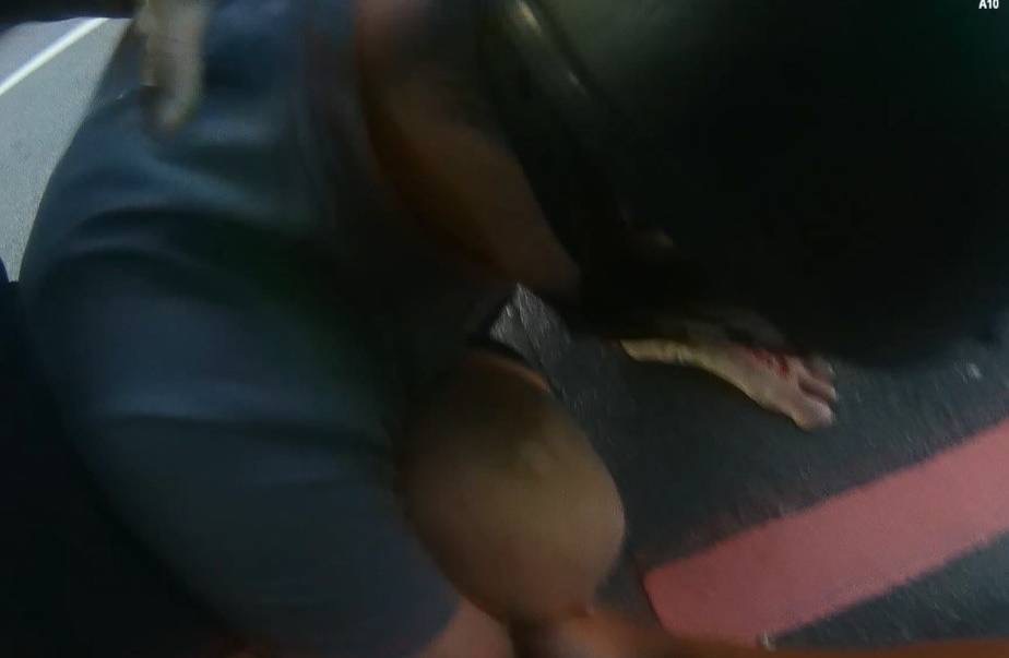 巡佐洪弘寬見狀投身追捕，並利用精湛的反應與動作，成功於繁忙的車流中制止逃逸，並逮獲范嫌。（圖/記者江雁武翻攝）