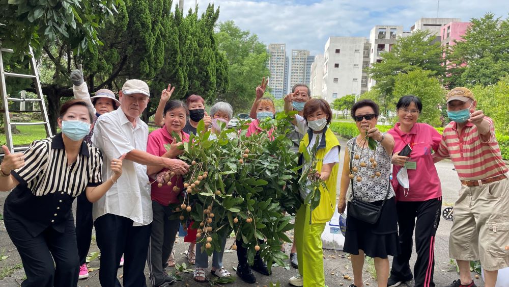 《圖說》板橋榮家主任陳桂美〈右四〉與榮民長輩快樂合影。〈板橋榮家提供〉