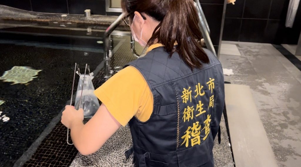 《圖說》新北市加強查驗泳池戲水業者,5家餘氯不符合標準,5家餘氯不符合標準,13日再度前往複驗已符合標準。〈衛生局提供〉