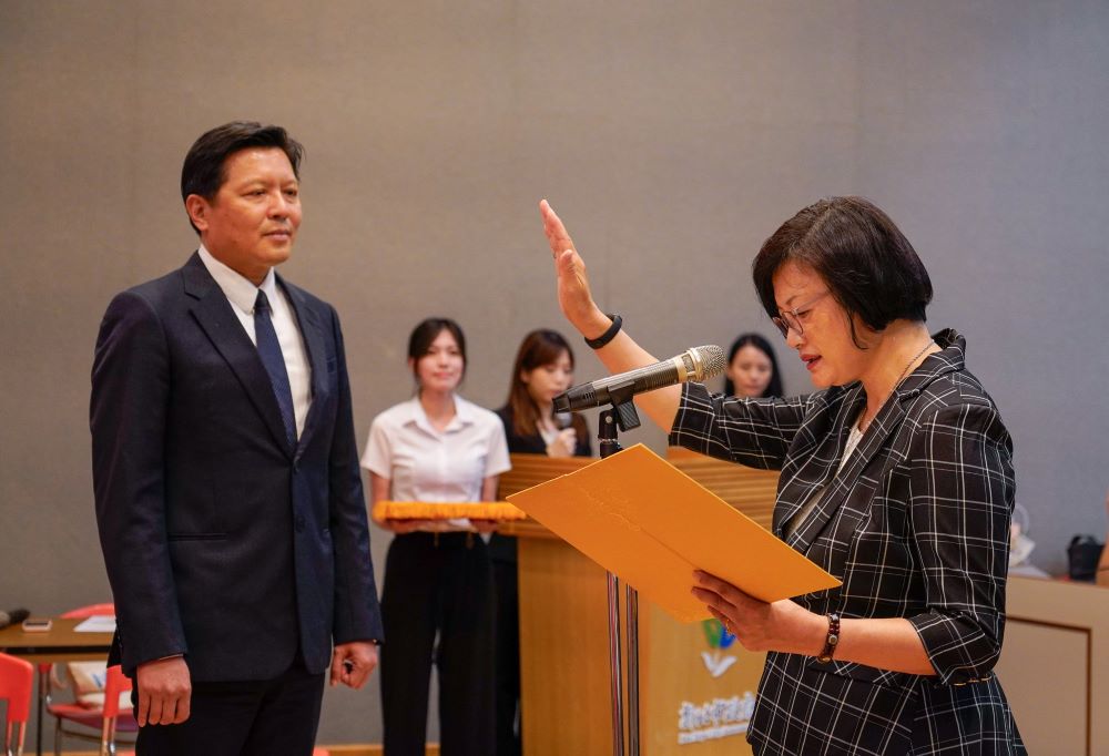 《圖說》前衛福部參事李美珍今日宣誓就職新北市社會局長,由副市長朱惕之監誓,她隨後提出三安九策,希望協助侯友宜市長實現讓市民安居樂業的願景。〈社會局提供〉