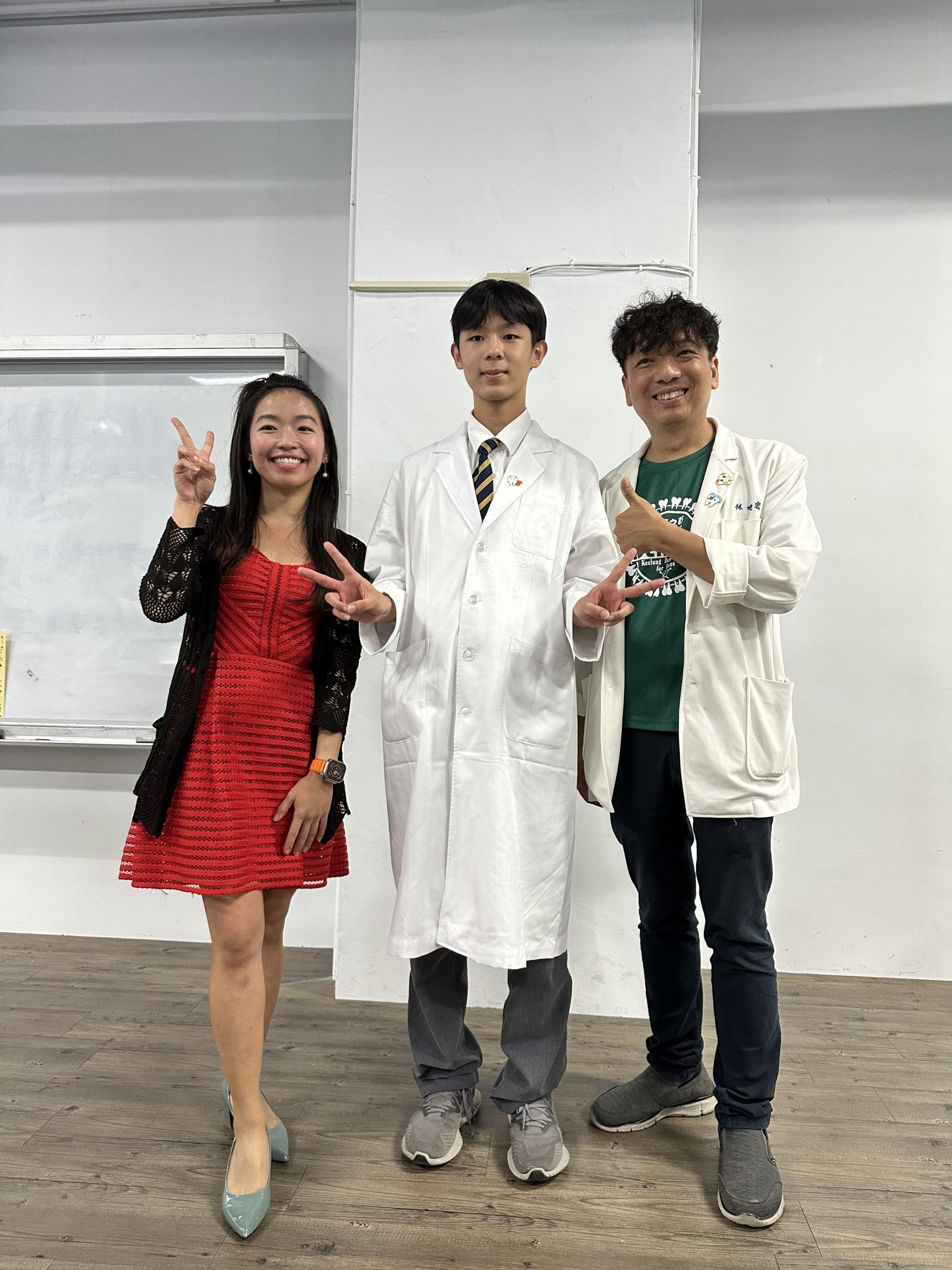 高中生穿白袍體驗牙醫營想當牙醫師