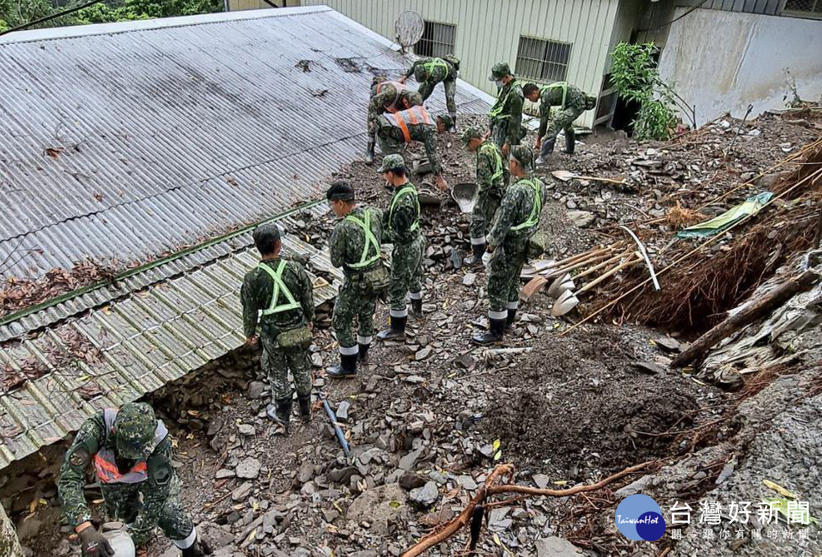 國軍協助清理家園村民感謝。(原民局提供)
