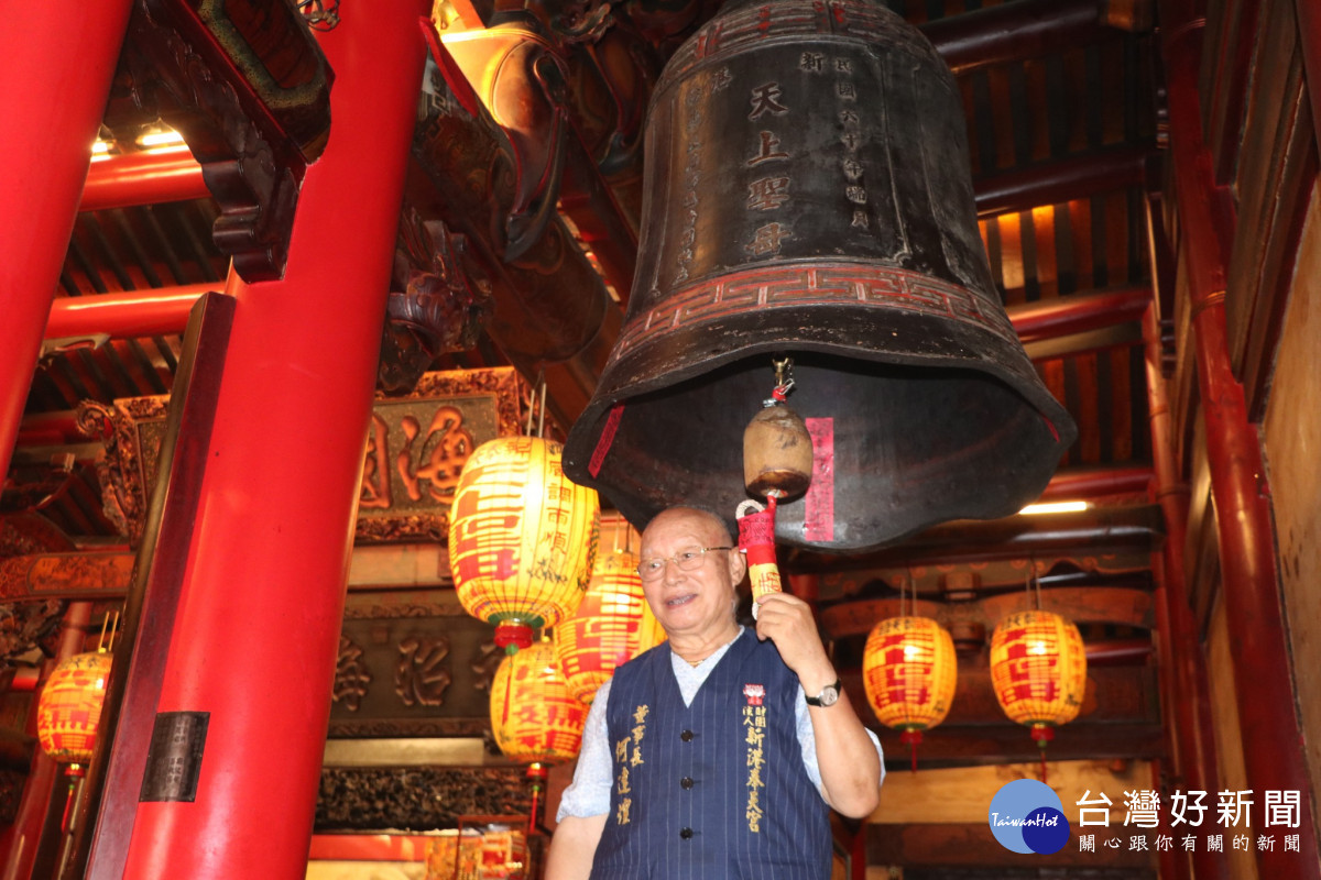 新港奉天宮董事長何達煌在鬼門開前進行封鐘鼓儀式／陳致愷翻攝
