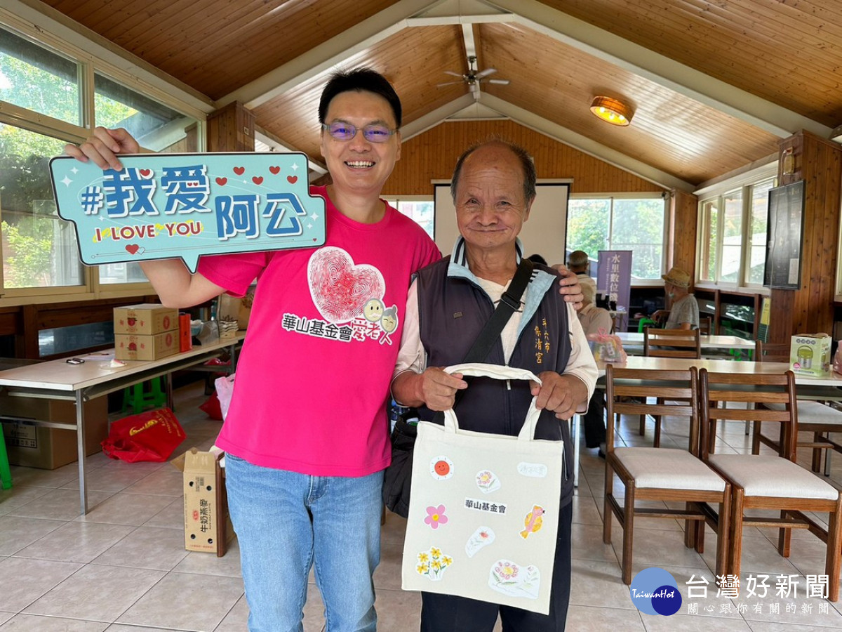 華山長輩製作個人化手提包,拿到成品笑得合不攏嘴!。(記者吳素珍攝)