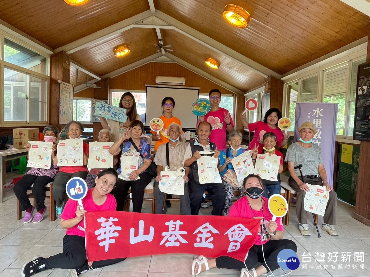 每位長輩都開心的拿著成品。（記者吳素珍攝）<br /><br /> <br /><br /> 