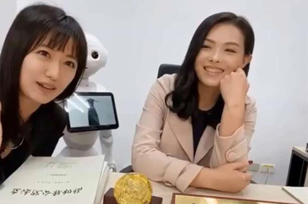 被外界封為「台大十三妹」的王郁文(左),因高虹安(右)涉貪案被起訴。翻攝畫面
