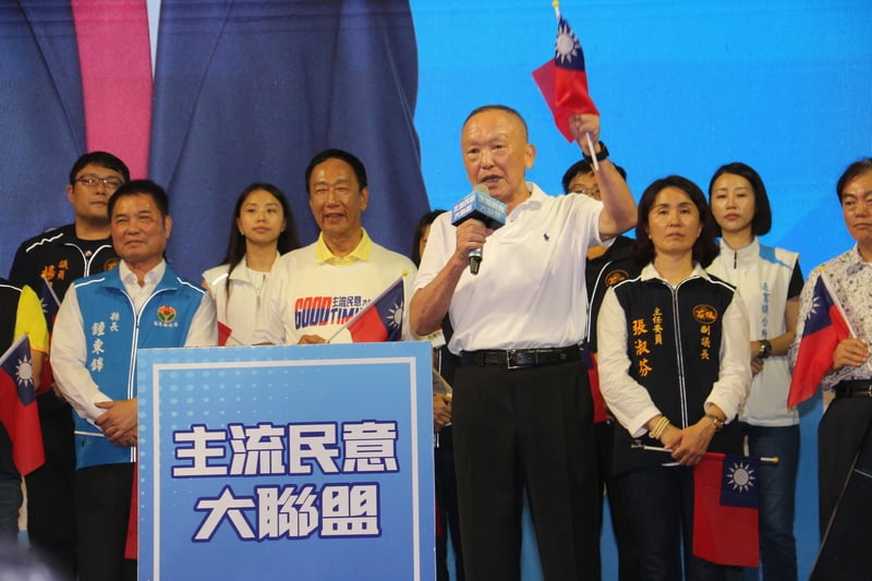 苗栗縣前縣長徐耀昌於參加鴻海創辦人郭台銘造勢時,脫口而出「下架國民黨」。中央社