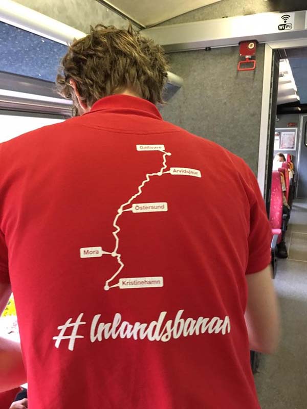 突然發現車上服務人員穿著短袖制服背後，竟然就是Inlandsbanan路線圖樣，服務態度是那麼誠懇又敬業。