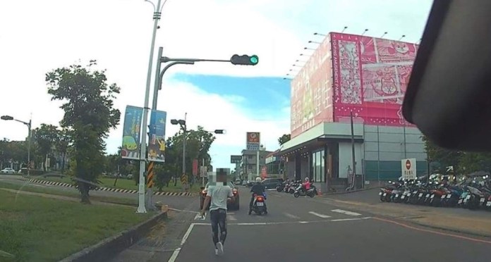 尷尬!借海神開到沒油顧路 警協助交管推車去加油 68 3C0C4A0A 8074 4B4E 89BE 152A9E5D65B9 | 社會 社會 記者爆料網